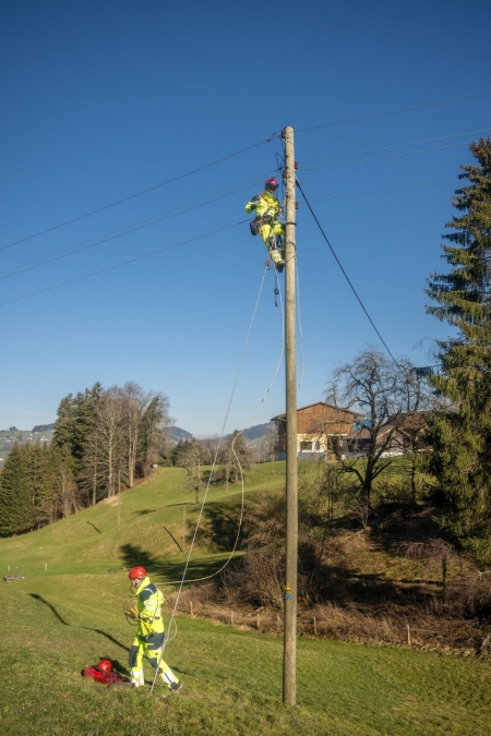 Aras Ento führt Arbeiten am Strommasten aus.